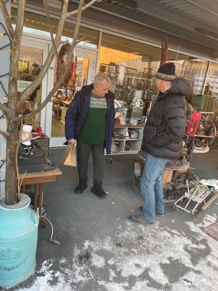 Statsforvalter Knut Storberget fornøyd med dagens handel. Foto: Aslak Nordstoga Lilleland. To menn ser på bruktartikler
