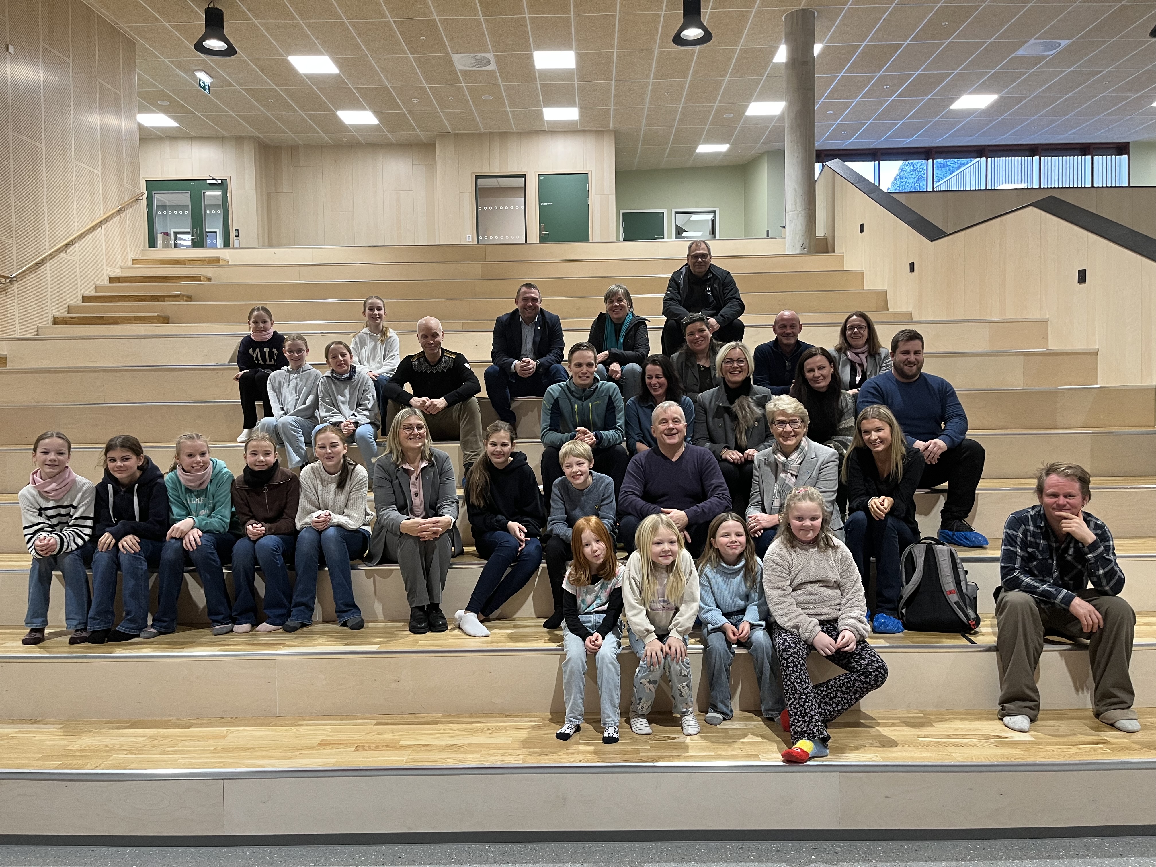 Statsforvalteren, ordfører og elever på Otta skole. Foto: Aslak Nordstoga Lilleland. Folk sitter sammen