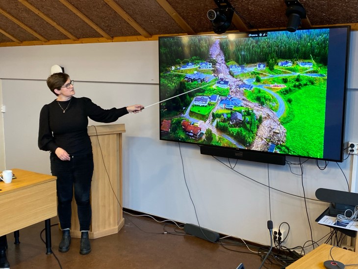 Ordfører Marit Hougsrud viser bilde fra det store raset i kommunen Foto: Karianne Stordal / Statsforvalteren i Innlandet. Ordfører viser bilde av ras