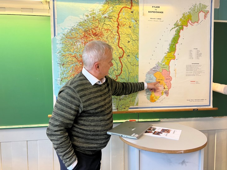 Storberget fant interessant gammelt kart. Foto: Lisbeth B. Huse / Statsforvalteren i Innlandet. Illustrasjonsbilde