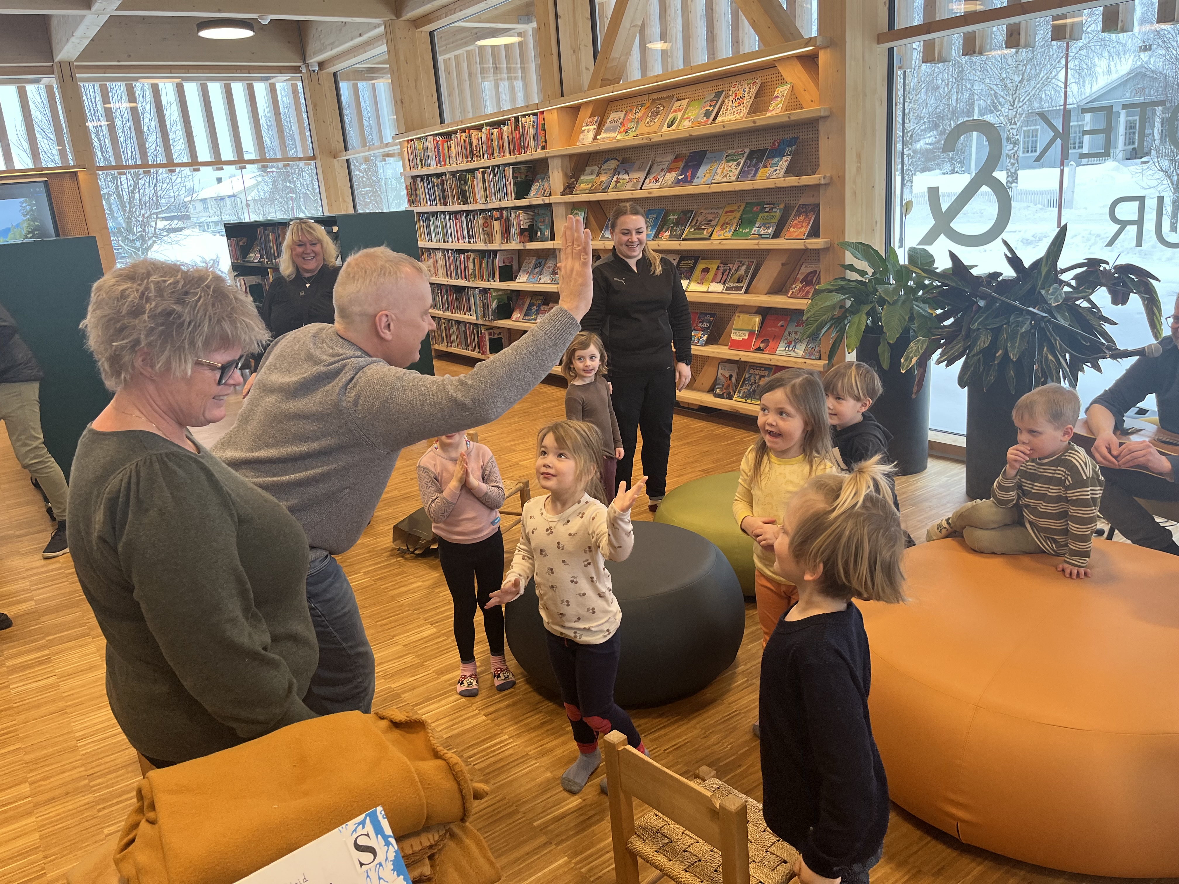 Mann hilser på barn
