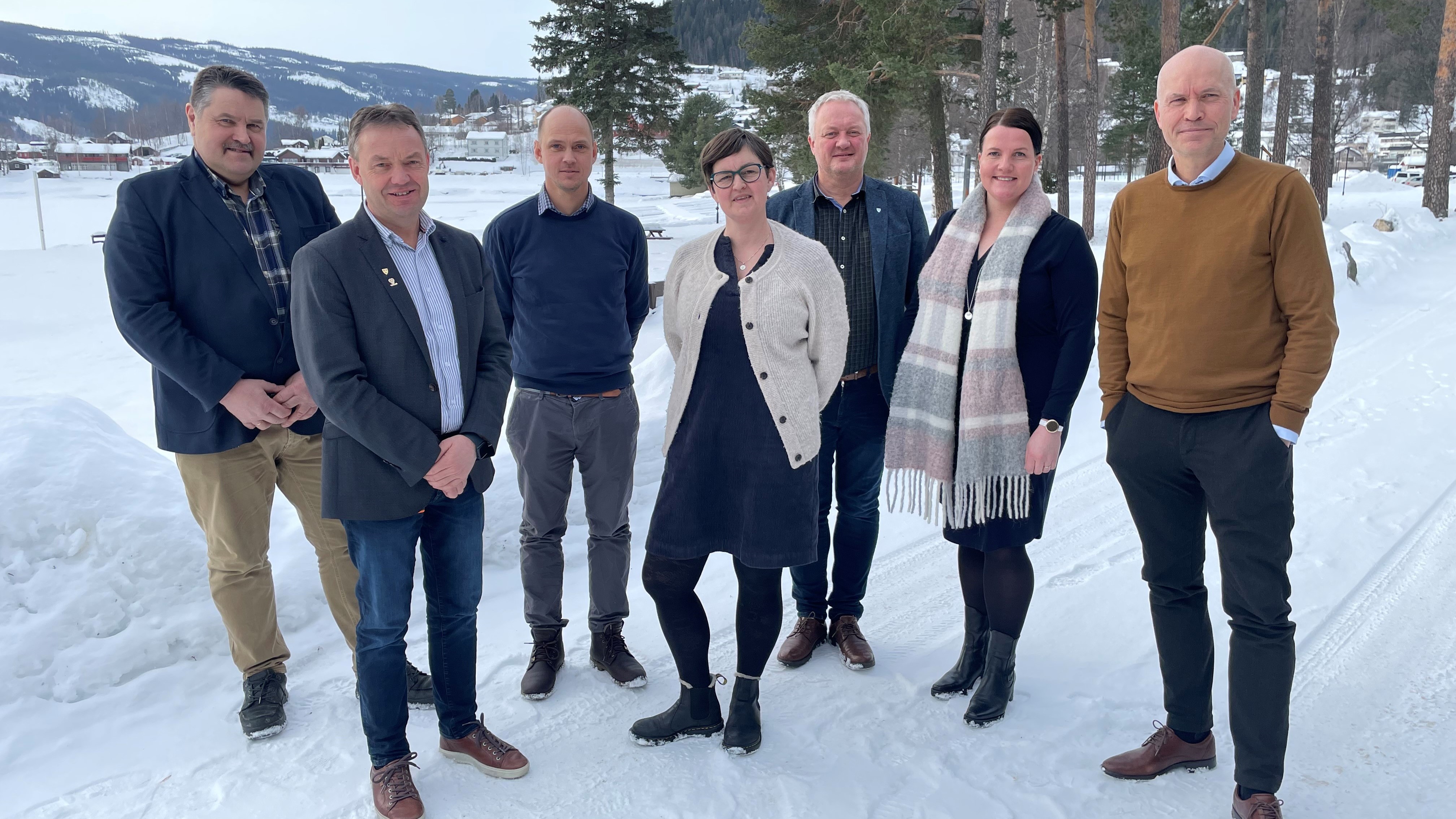 Representantar frå kommunane saman med assisterande statsforvaltar Sigurd Tremoen utan for kommunehuset på Fagernes.