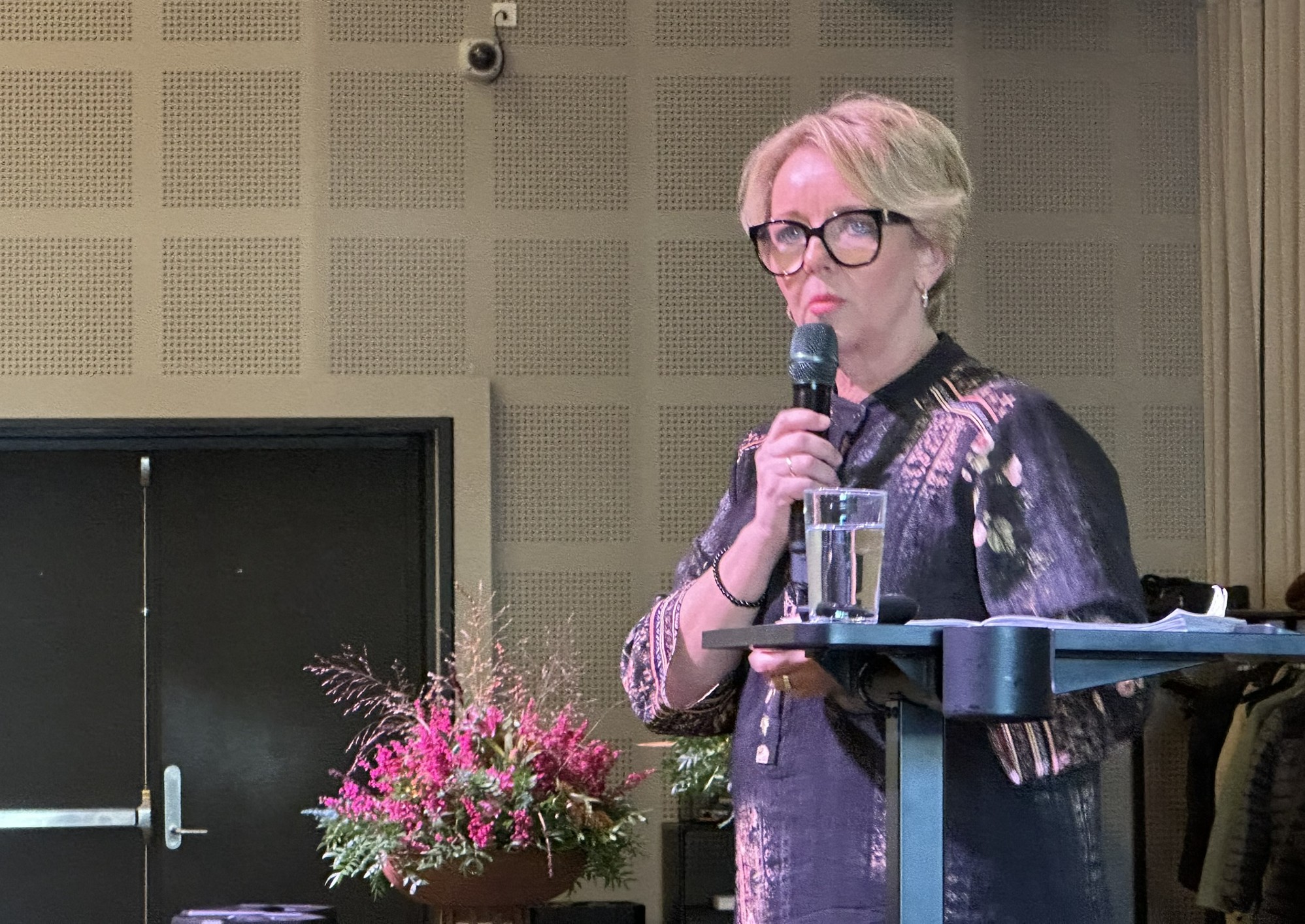 Gjøvik-ordfører Anne Bjertnes er glad for ærlige samtaler om forventningsgapet som kommunene står overfor. Foto: Karianne Stordal / Statsforvalteren. Ordfører Anne Bjertnes på talerstolen.
