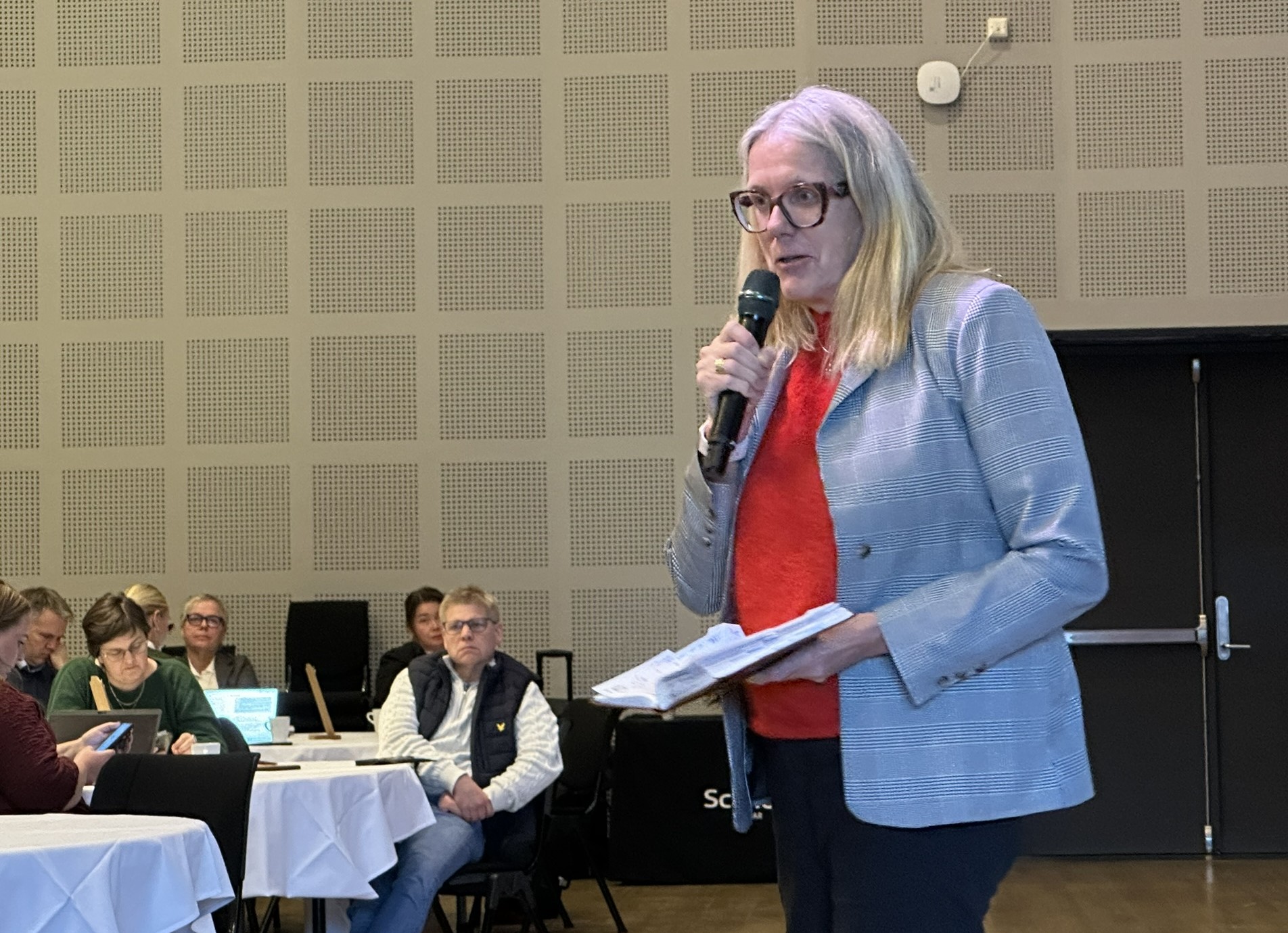 Å ta initiativ for å samordne Innlandet for å utvikle og styrke fylket er et mål for Statsforvalteren, her ved Anne Kathrine Fossum, kommunal- og samordningsdirektør. Foto: Karianne Stordal / Statsforvalteren. Anne Kathrine Fossum snakker på Treffpunkt Innlandet.