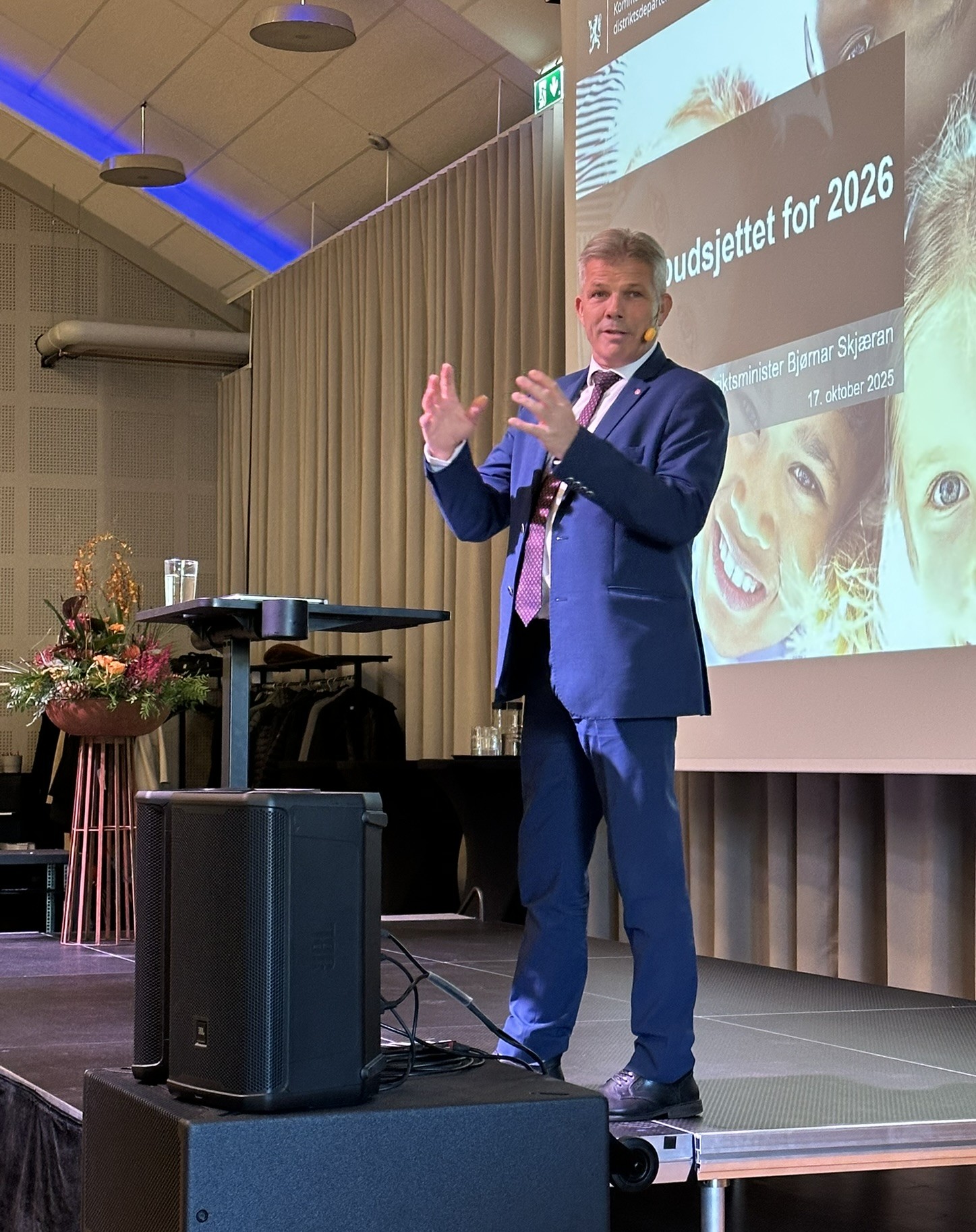 Kommunal- og distriktsminister Bjørnar Skjæran snakket om statsbudsjett og kommunestruktur på Hamar med 130 kommunale ledere, KS og Statsforvalteren. Foto: Karianne Stordal / Statsforvalteren. Statsråd Bjørnar Skjæran snakker på Treffpunkt Innlandet.