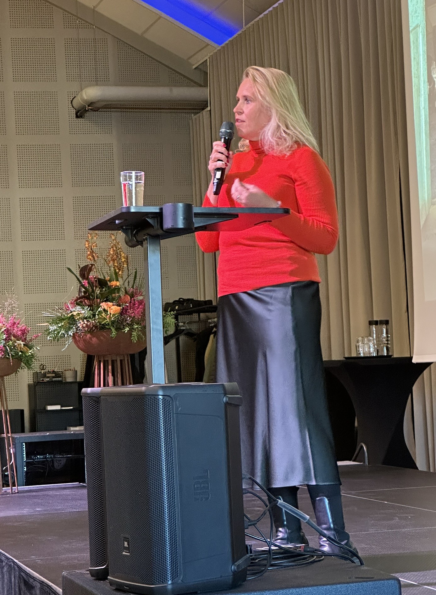 Eldreomsorg og ung-omsorg; Ordfører Camilla Thue og flere ordførere brukte taletid på å snakke om hvordan vi skal inkludere flere i arbeidslivet. Foto: Karianne Stordal / Statsforvalteren. Ordfører Camilla Thue på talerstolen.