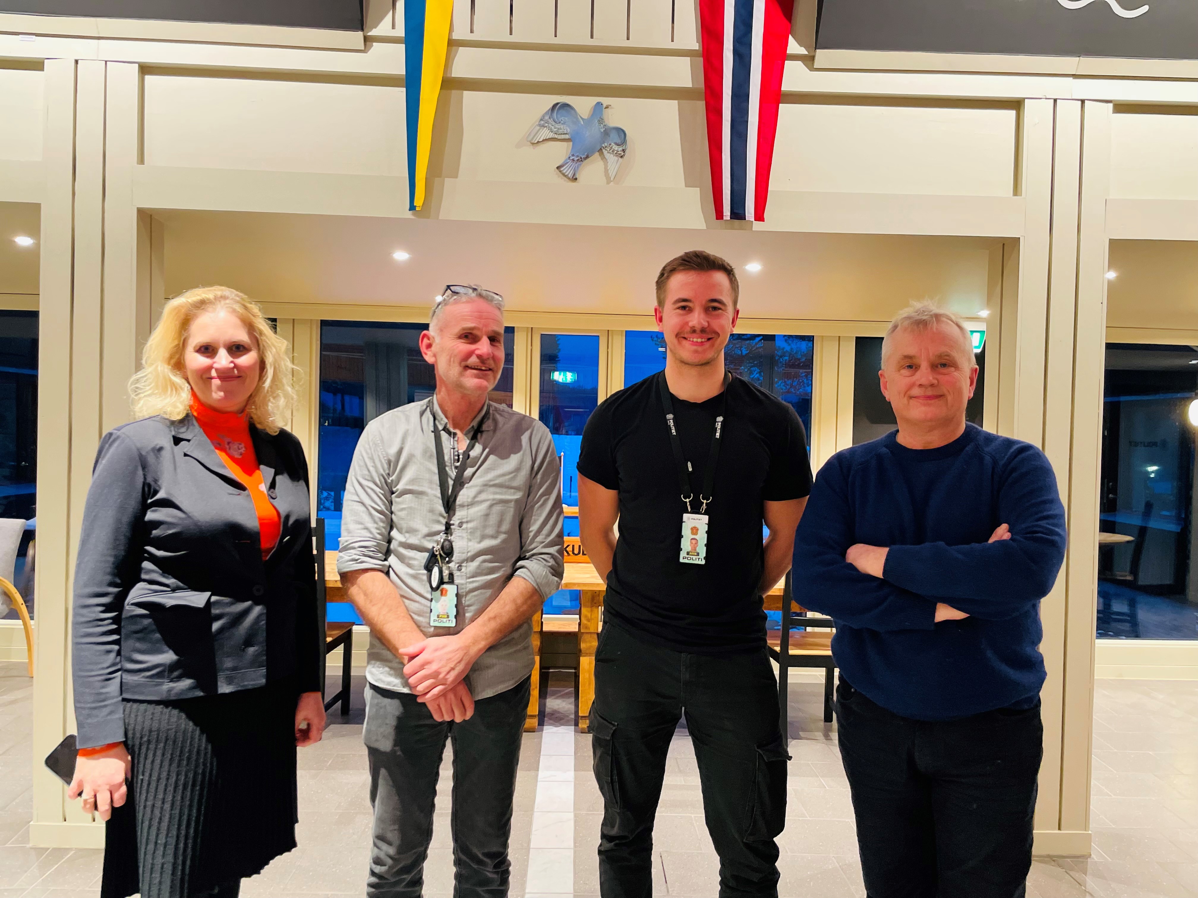 På grensa mellom Norge og Sverige arbeides det med en norsk-svensk politistasjon. Foto: Kristina Skamsar. Fire personer står på grensa mellom norge og sverige, inne i et hus
