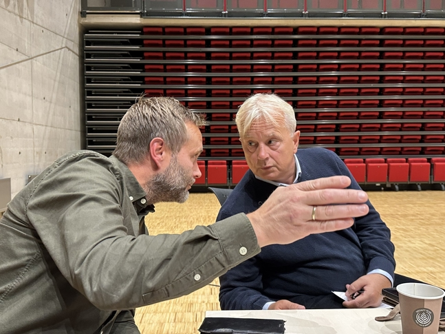 nær samtale mellom statlig og kommunal leder 