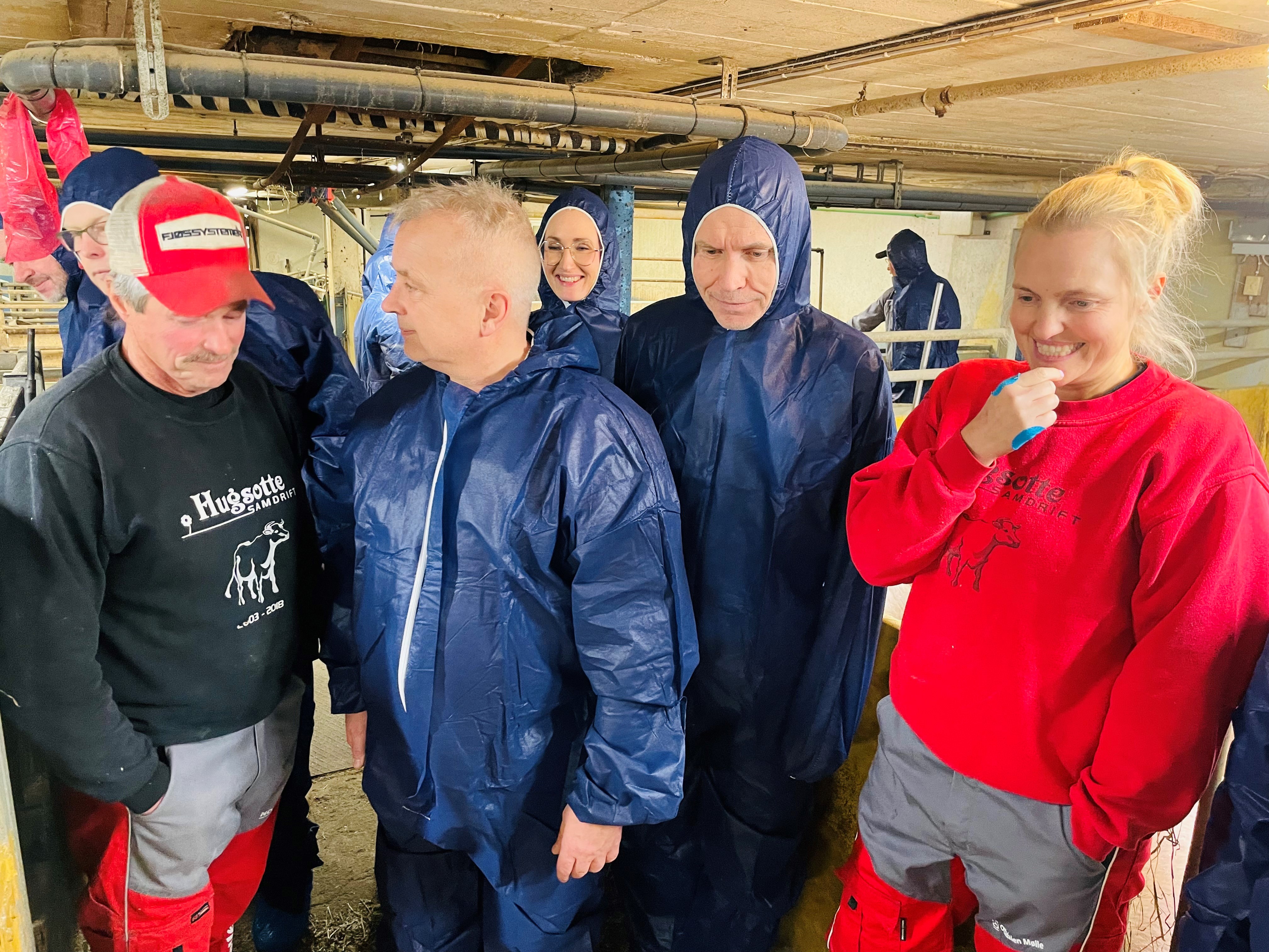 To generasjoner Tråstad sammen med Knut Storberget og Sigurd Tremoen. Tråstad fikk første plassen i formeringsbesetning på svin i 2023. Foto: Kristina Skamsar. Personer står i et grisefjøs og snakker sammen.