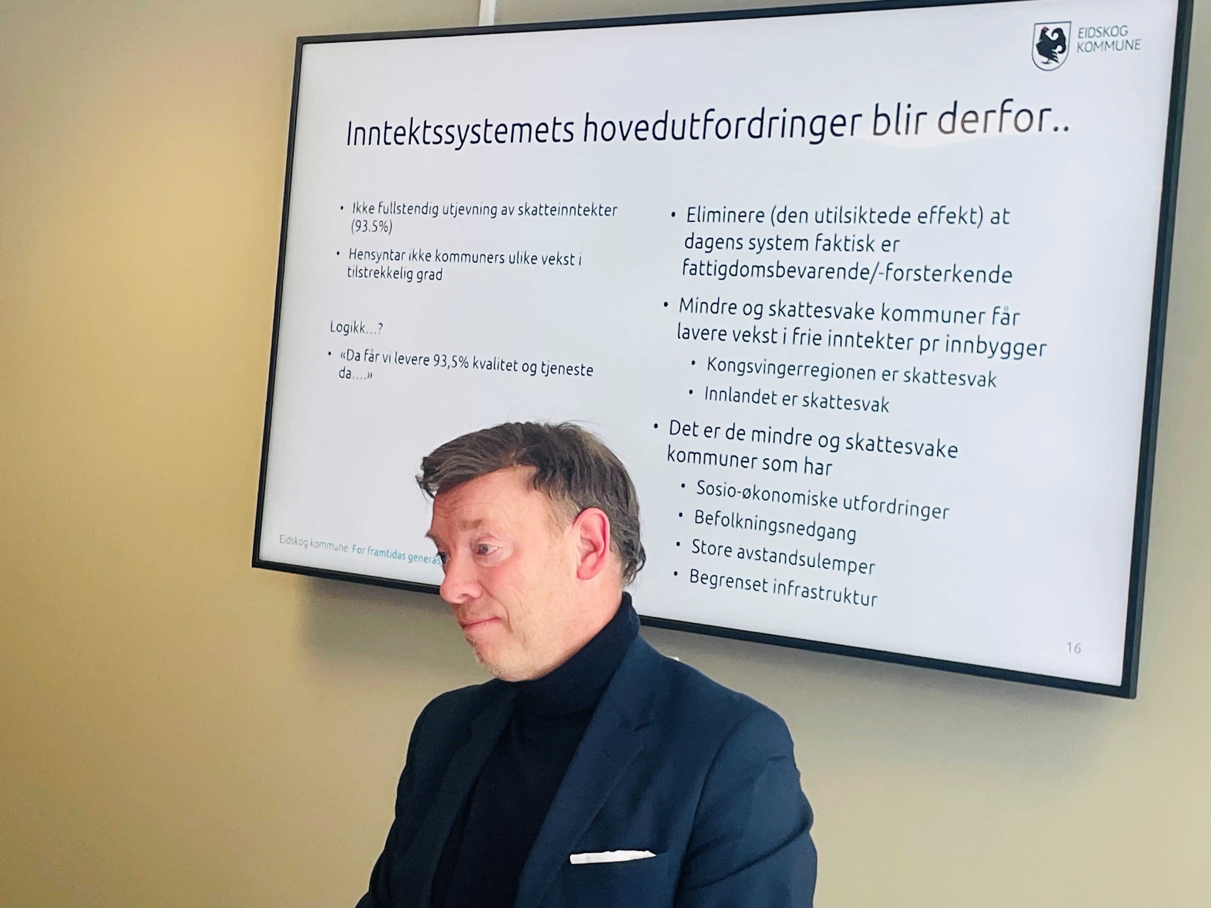 Rådmann Trond Stenhaug mener dagens inntektssystem er sårbart for mange kommuner, også Eidskog. Foto: Kristina Skamsar. Mann står foran en presentasjon