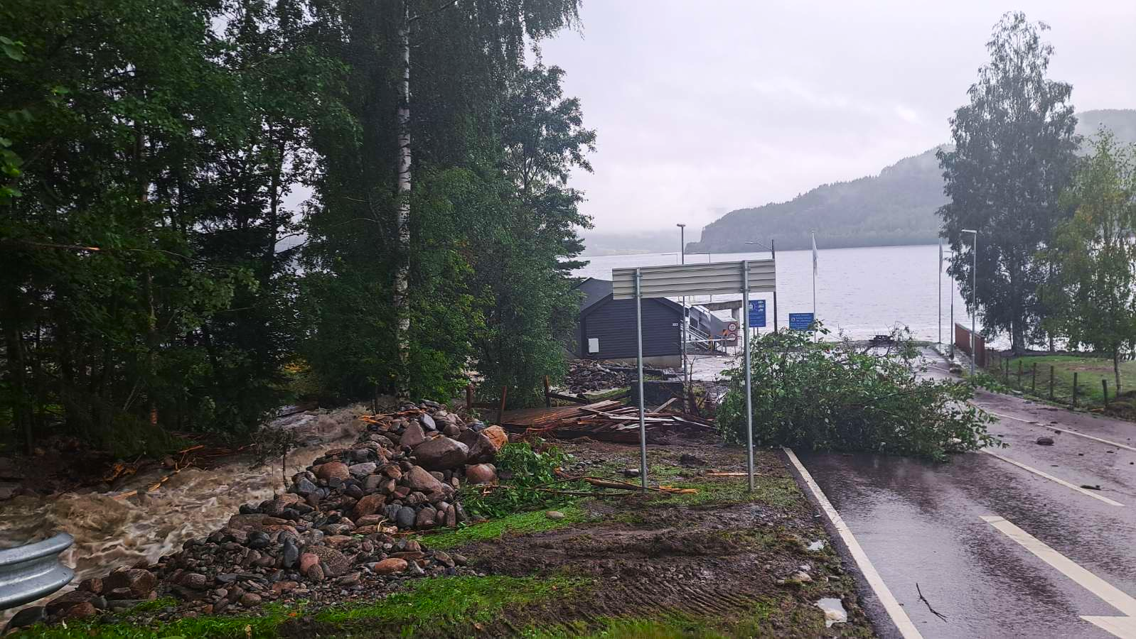 Fra Tangen ferjekai ved Bjoneroa under ekstremværet Hans. Det er gått et jordras ut mot ferjeleiet.