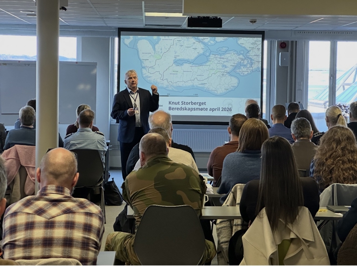 Knut Storberget snakker til møtedeltagere