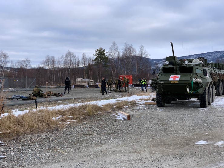 Kjøretøy fra forsvaret oppstilt i Østerdalen