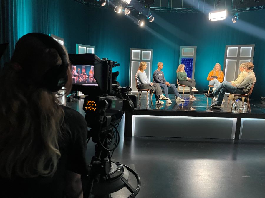 Den Norske TV-skolen på Lillehammer produserte sendingen. Foto: Kristina Skamsar. Foto av innspilling av debatt i tv-studio