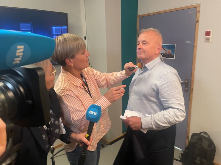 Knut Storberget i sminken før sending. Foto: Kristina Skamsar. Mann som blir sminket fremfor et kamera