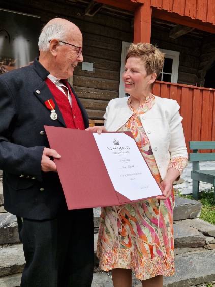 Einar Høystad fikk delt ut medaljen av virksomhetsdirektør Eli Blakstad Eli Blakstad og Einar HØystad