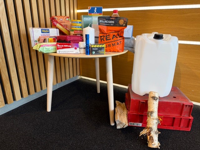 Bilde av en egenberedskapspakke. Ting du må ha for å klare deg i inntil 7 dager uten strøm og vann.