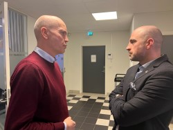 Ass. statsforvalter Sigurd Tremoen i samtale med Christopher Mccabe fra Nasjonal sikkerhetsmyndighet. Foto: Lisbeth B. Huse / Statsforvalteren i Innlandet. Ass. statsforvalter Sigurd Tremoen og Christopher Mccabe fra Nasjonal sikkerhetsmyndighet