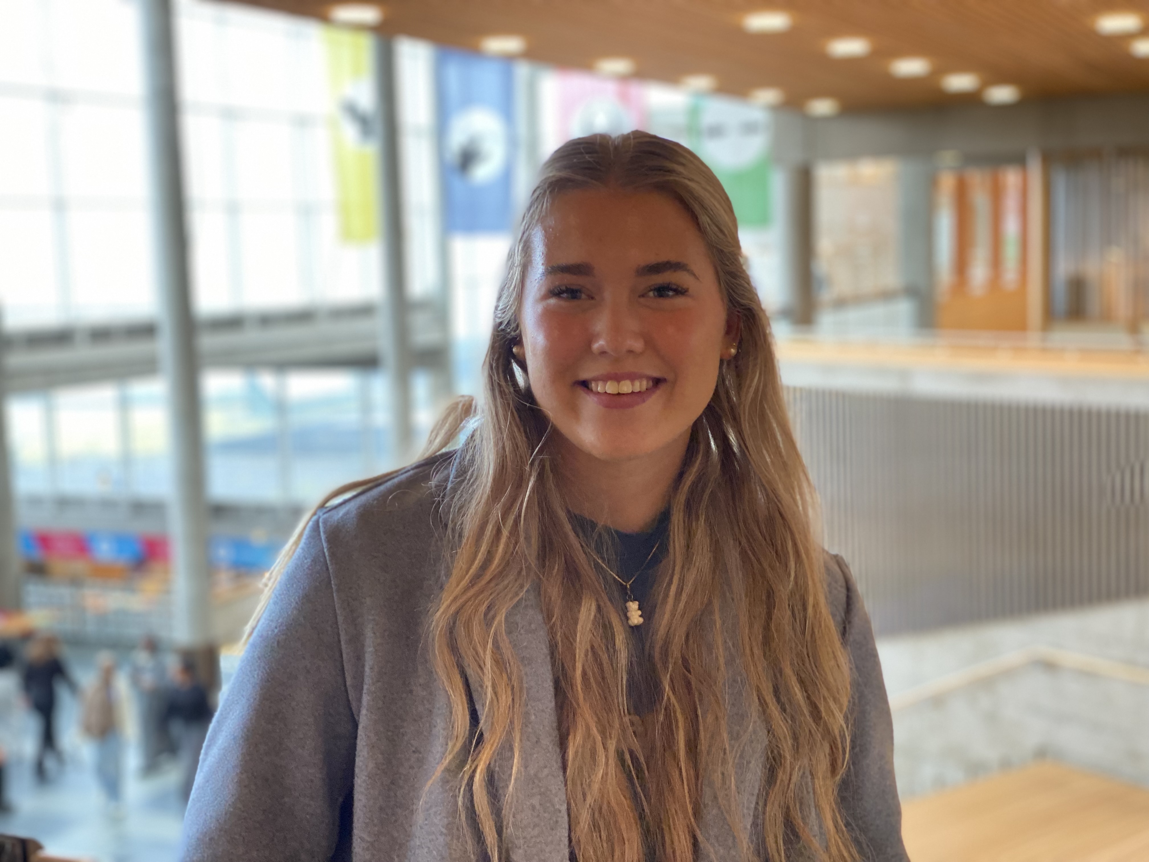 Maria Svensson fra Valdres skal lede samtalen med utenriksministeren i den digitale skoletimen. Foto av jente