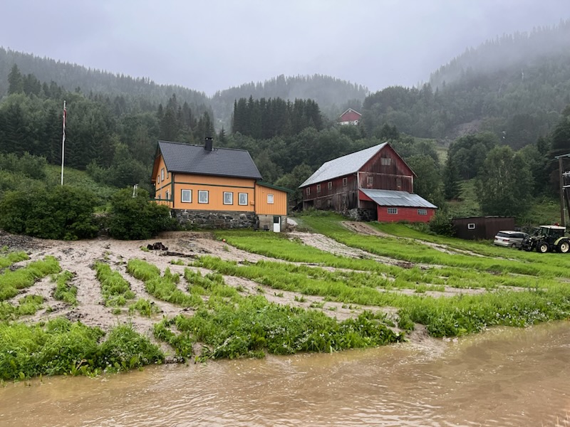 Ekstremværet "Hans" har satt Lobygda i Nord-Aurdal under vann.