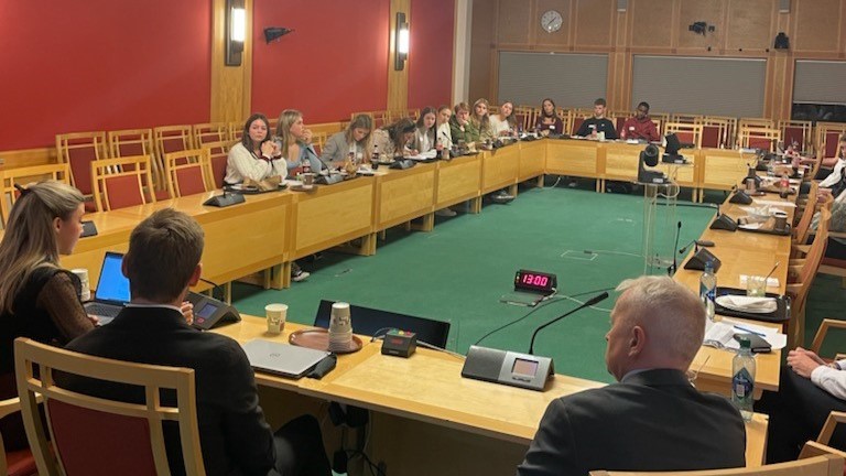 Det ble en spennende og lærerik dag for ungdommene. Foto: Statsforvalteren i Innlandet. Det ble en spennende og lærerik dag for ungdommene.