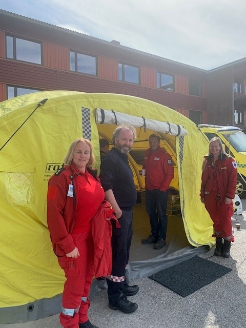 Ambulansepersonell, Røde kors og brannsjef og beredskapskoordinator Åge Tøndevoldshagen Foto: Gro Taraldsen. Bilde av telt til bruk på skadested