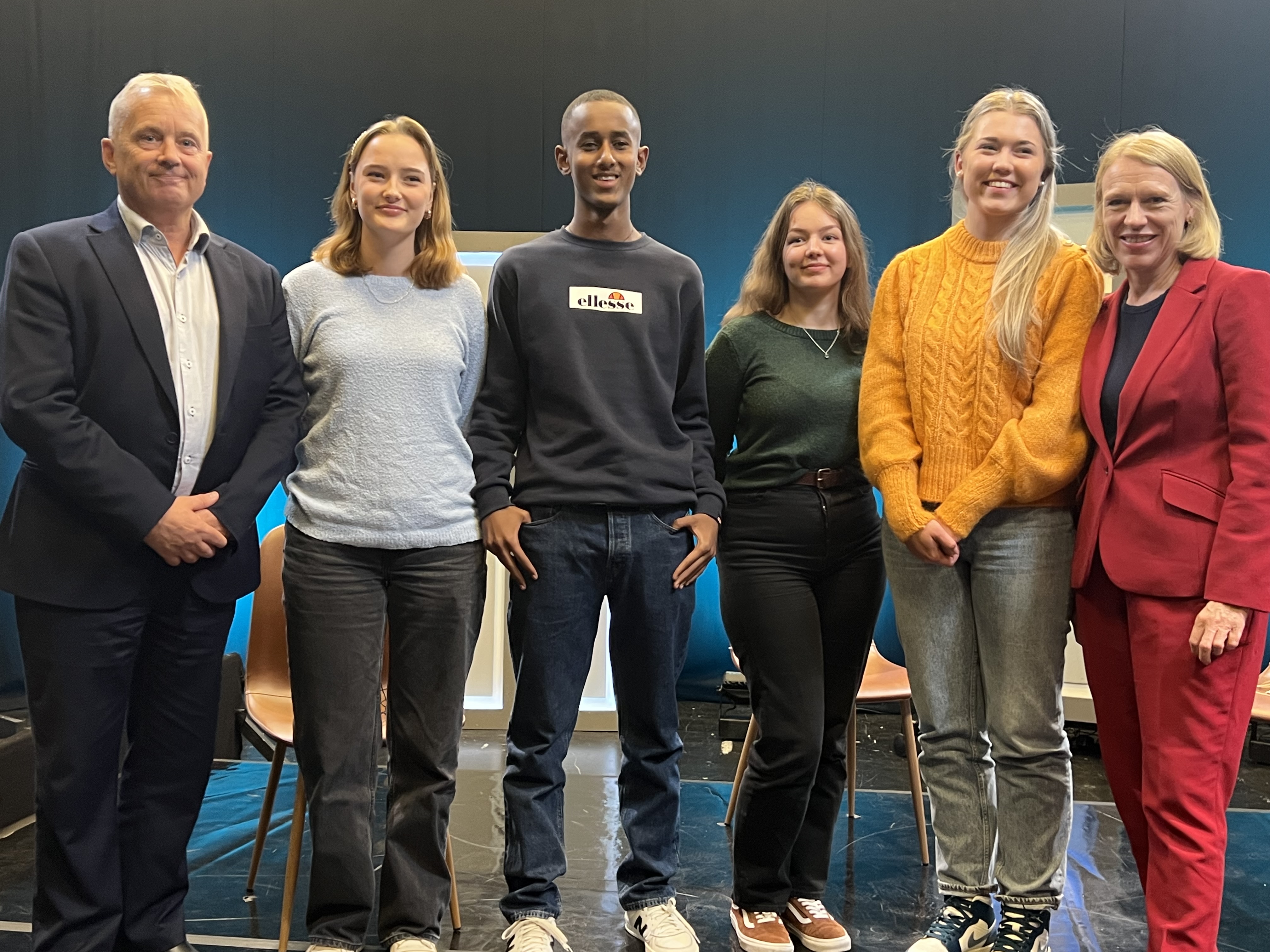Falske nyheter, Tiktok og sikre kilder var ett av temaene som ungdommen, statsråden og statsforvalteren snakket om. Foto: Lisbeth B. Huse. Disse laget skoletimen om sikkerhet, beredskap og trygg informasjon: Maria Svensson (17) fra Nord-Aurdal, Yorkabed Kidane (15) fra Elverum, Vårin Dagsgard-Marstein (19) fra Lom og Agnes Vestad (16) fra Hamar/Ringsaker - sammen med statsforvalter Knut Storberget og utenriksminister Anniken Huitfeldt.