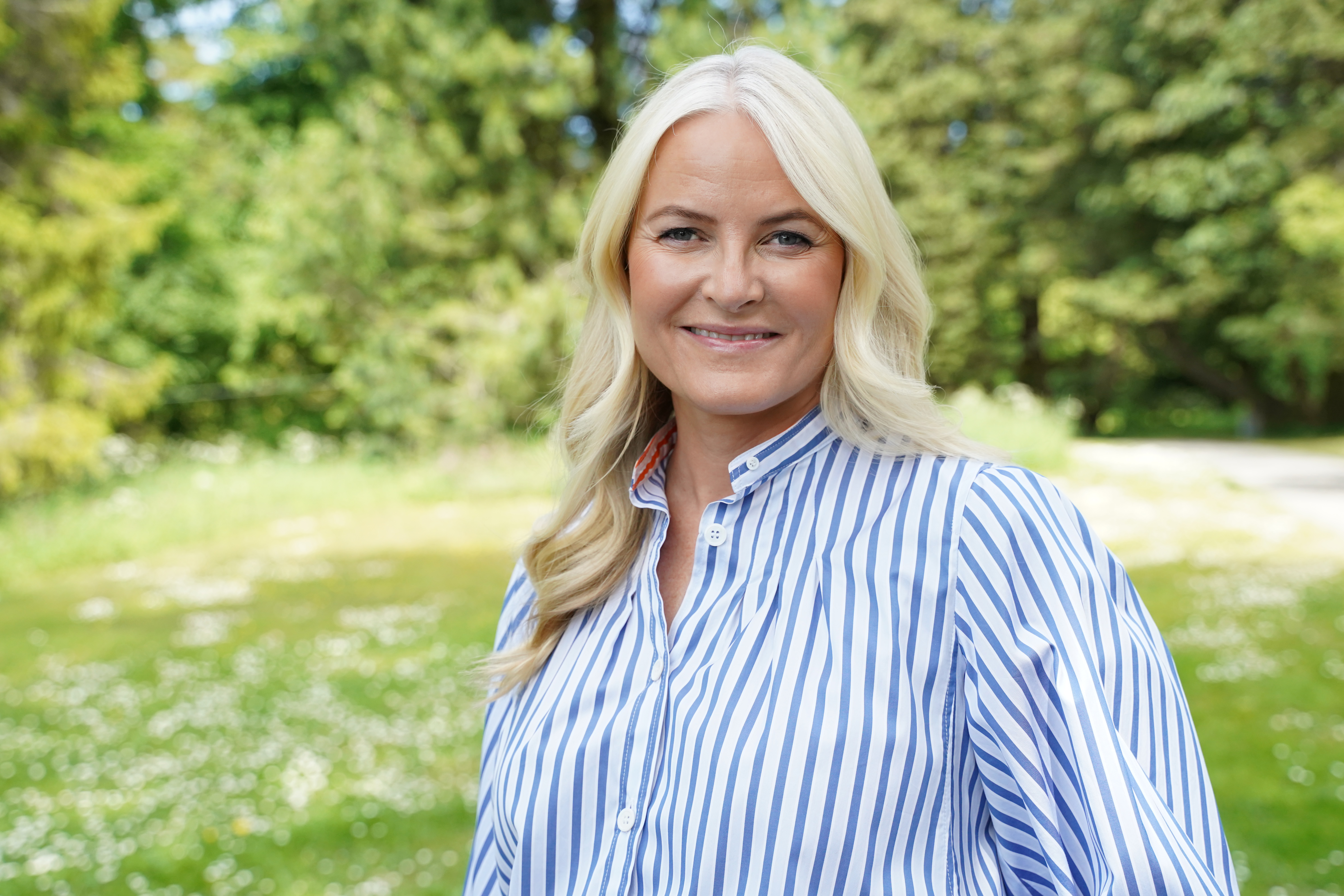 Dame i grønne omgivelser