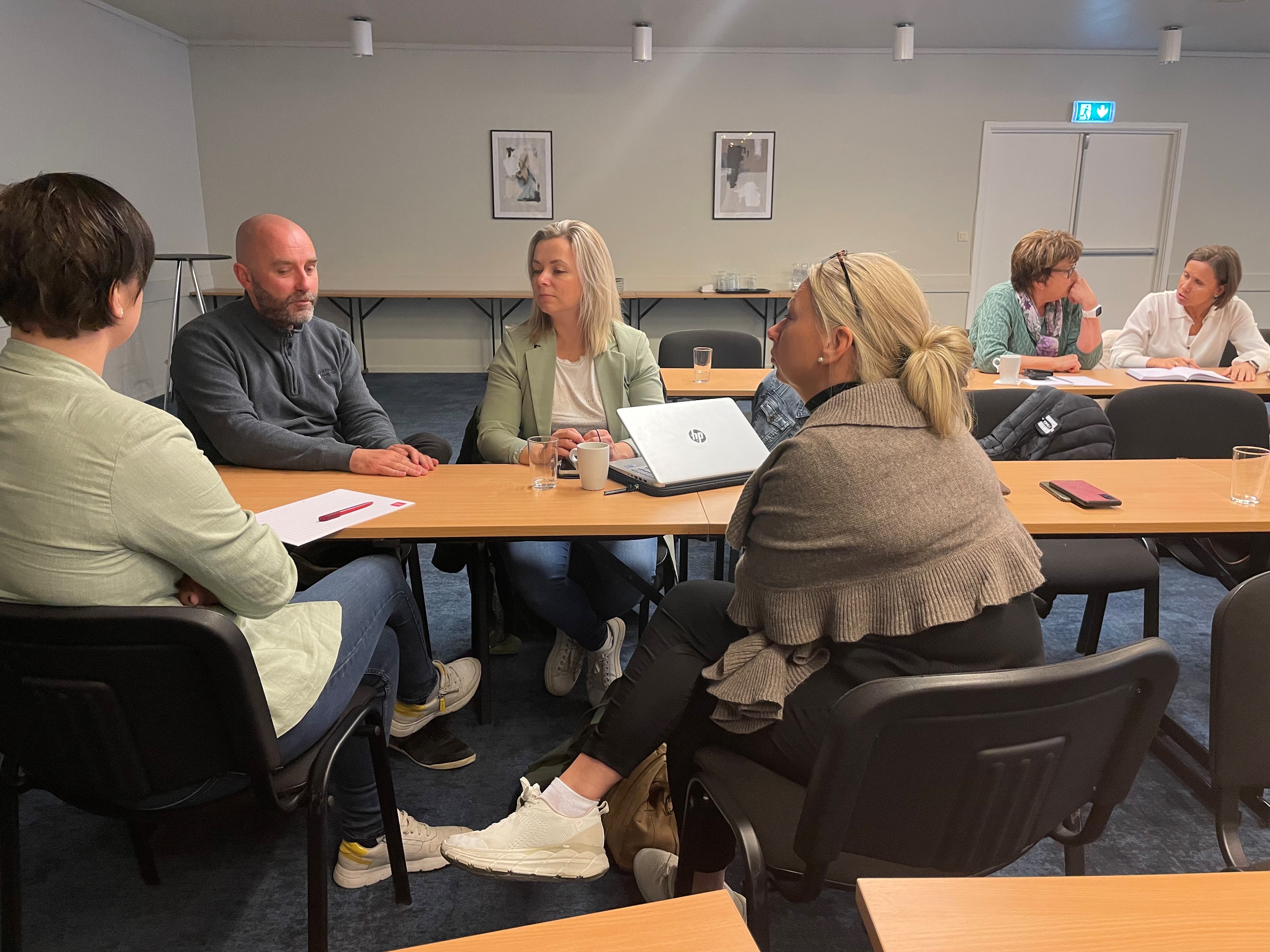 Gode diskusjoner rundt løsninger for en god alderdom . Her fra dialogmøtet på Otta. Foto: Kristina Skamsar. Gode diskusjoner rundt løsninger for en god alderdom . Her fra dialogmøtet på Otta.