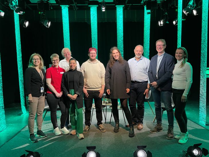 Mennesker som står oppstilt i et tv-studio