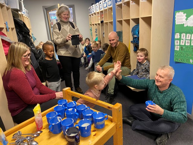 Is til alle! Mikkel er dagens vaktmester og serverer statsforvalter Knut is som de nettopp har laget i Tolga barnehage. Foto: Karianne Stordal / Statsforvalteren i Innlandet. Statsforvalter Knut Storberget er på kommunebesøk i Tolga og møter barnehagebarn som serverer is.
