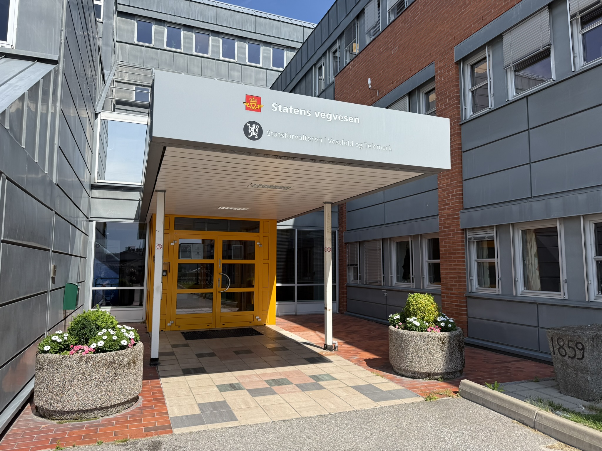 Bilde av inngang til hovedkontoret i Skien