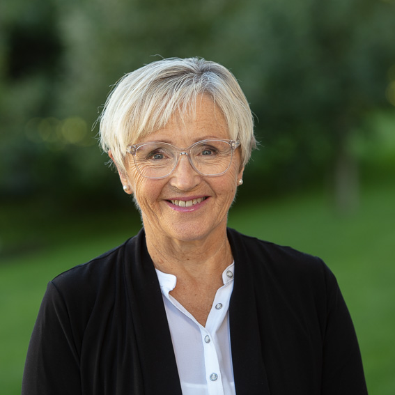 Portrettbilete av smilande kvinne. 